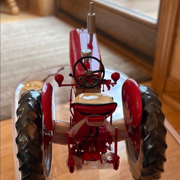 NIB International Harvester 1/16 Farmall 460 Precision Series Collector - Picture 14 of 16